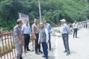 केदारघाटी के प्रभावित क्षेत्रों का अधिकारियों ने किया दौरा, 10374