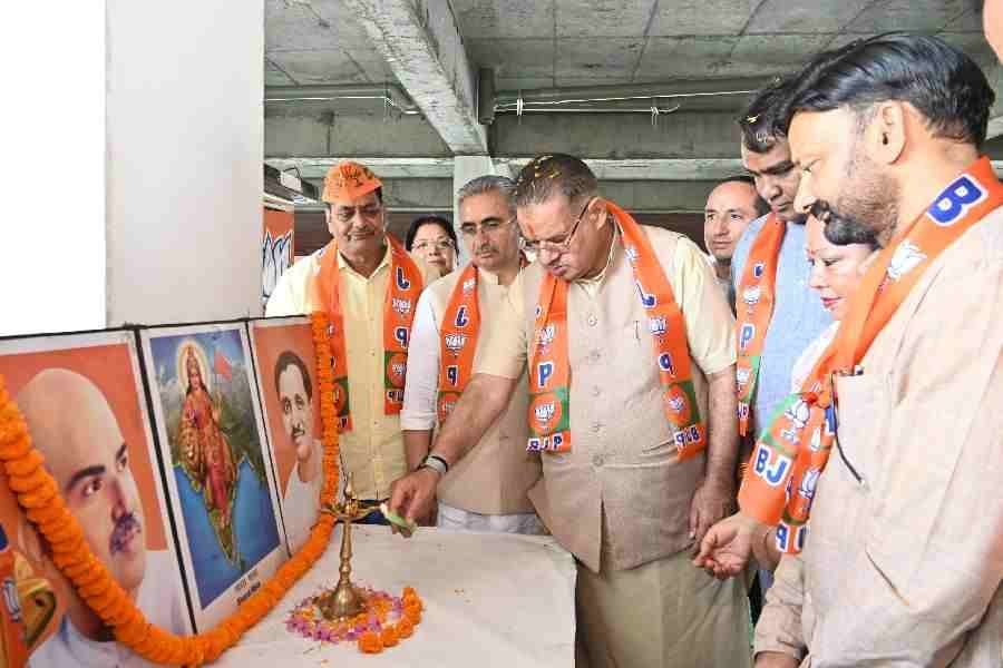 केन्द्र एवं राज्य सरकार की जनकल्याणकारी योजनाओं से प्रभावित होकर
