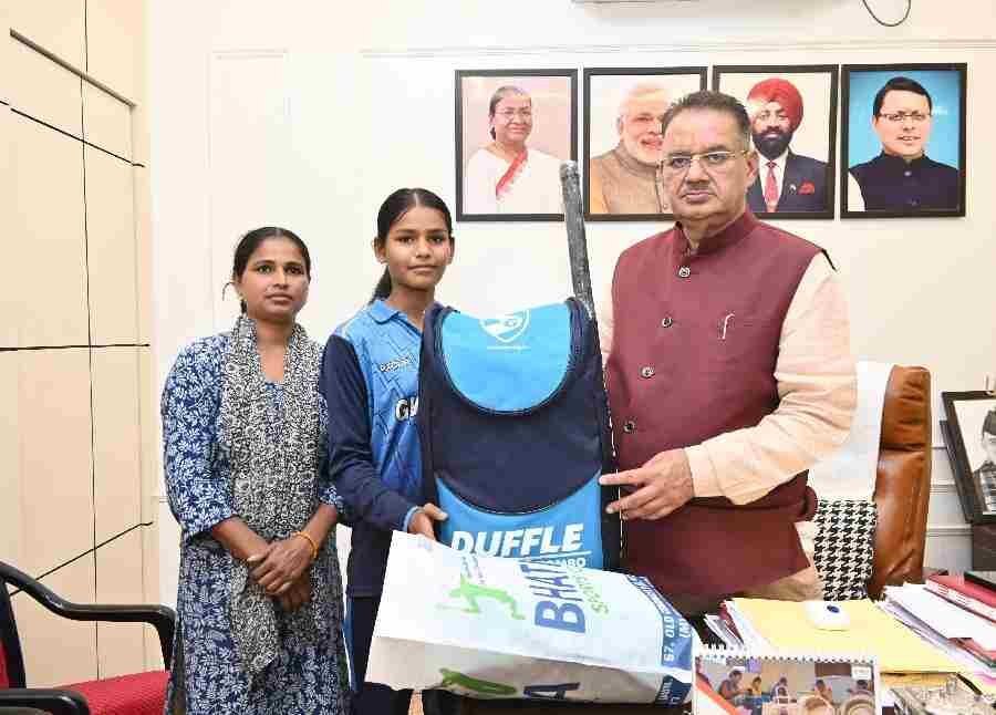 कैबिनेट मंत्री गणेश जोशी ने प्रेमनगर निवासी कक्षा 8वीं की