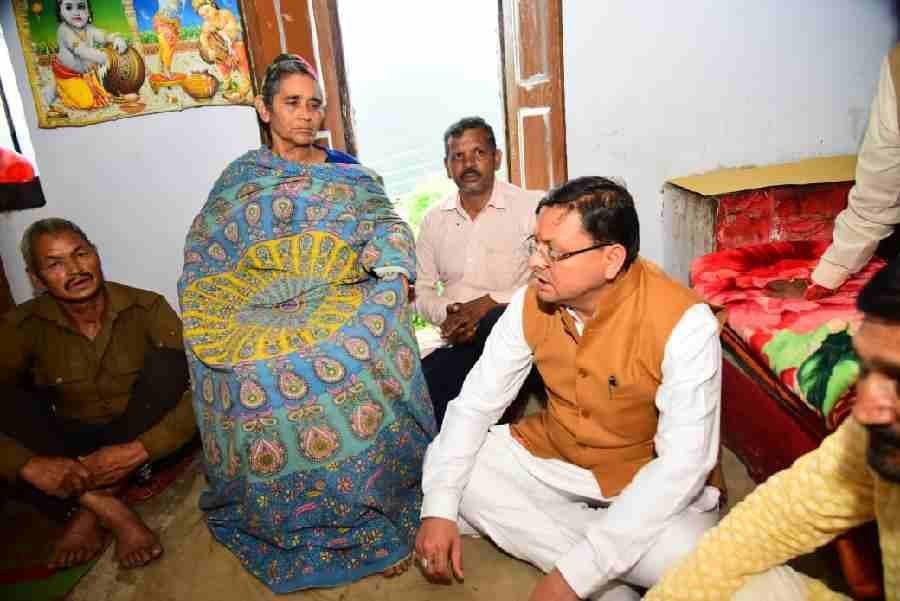 गैरसैंण के सारकोट गांव में शहीद के घर पहुँचे मुख्यमंत्री,