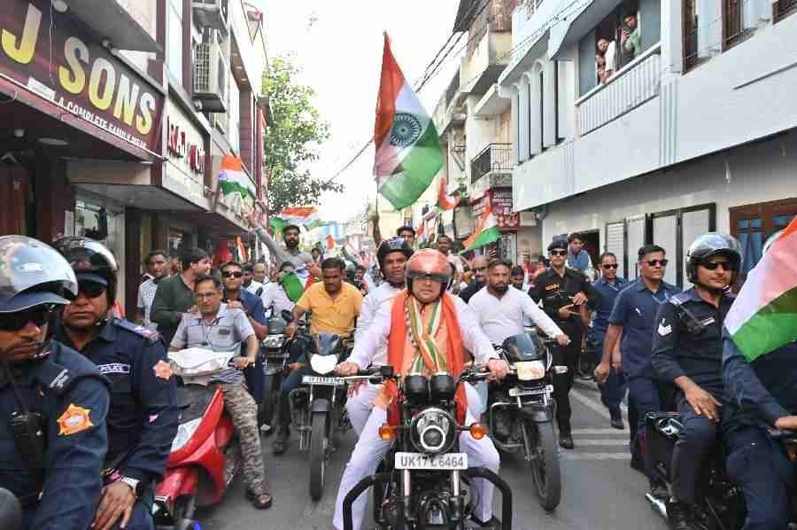 तिरंगा बाइक रैली में शामिल हुए सीएम धामी, मुख्यमंत्री ने