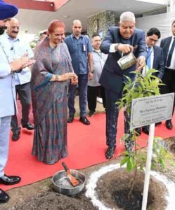 देहरादून पहुंचे उपराष्ट्रपति, निजी हित के लिए कुछ लोग देश