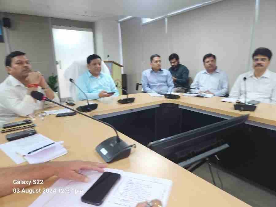 प्राधिकरण उपाध्यक्ष ने की विभिन्न योजनाओं की समीक्षा, शहर में