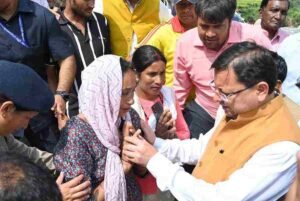 मुख्यमंत्री धामी ने जनपद टिहरी क्षेत्रांतर्गत घुत्तू-पंजा-देवलिंग टिहरी पहुंचकर आपदा