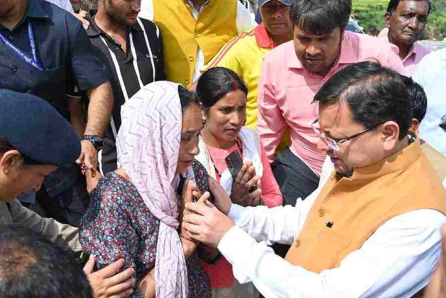 मुख्यमंत्री धामी ने जनपद टिहरी क्षेत्रांतर्गत घुत्तू-पंजा-देवलिंग टिहरी पहुंचकर आपदा