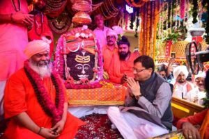 मुख्यमंत्री धामी ने टपकेश्वर महादेव की भव्य शोभायात्रा में किया