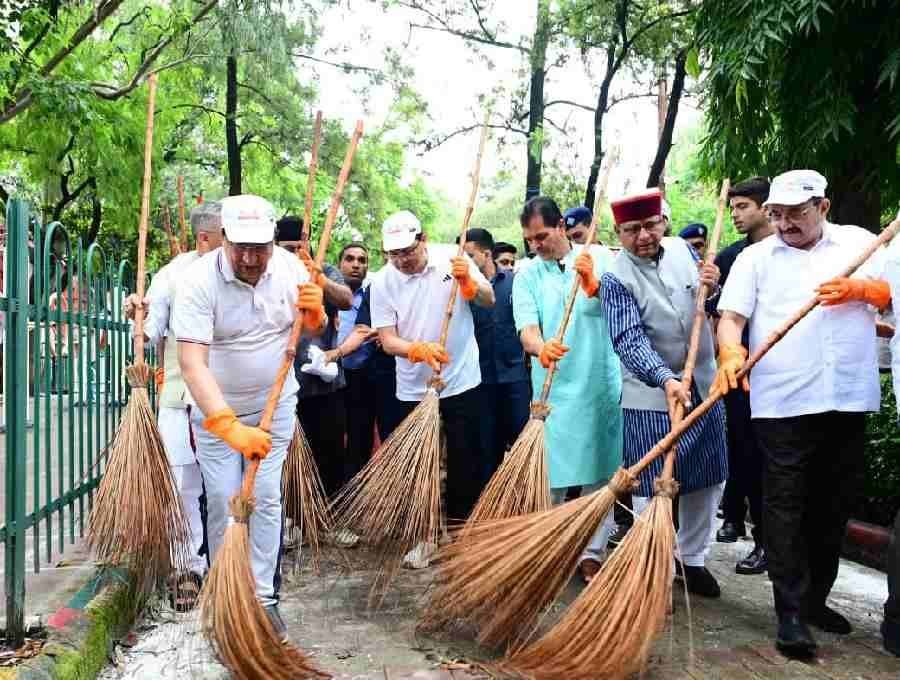 मुख्यमंत्री धामी ने विशेष स्वच्छता अभियान के अन्तर्गत ’स्वच्छता अपनाओ,