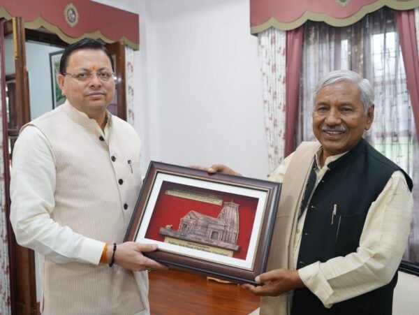 मुख्यमंत्री पुष्कर सिंह धामी से लोक गीतकार नरेन्द्र सिंह नेगी