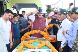 शहीद दीपेंद्र को पुष्पांजलि अर्पित कर सैनिक कल्याण मंत्री गणेश