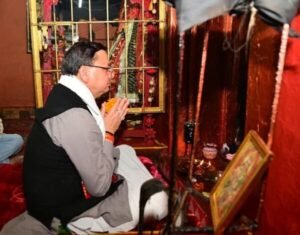 सीएम धामी ने न्याय के देवता गोलू देवता के दर्शन