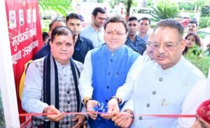सीएम धामी ने महिला समूहों द्वारा लगाए गए स्टॉलों का