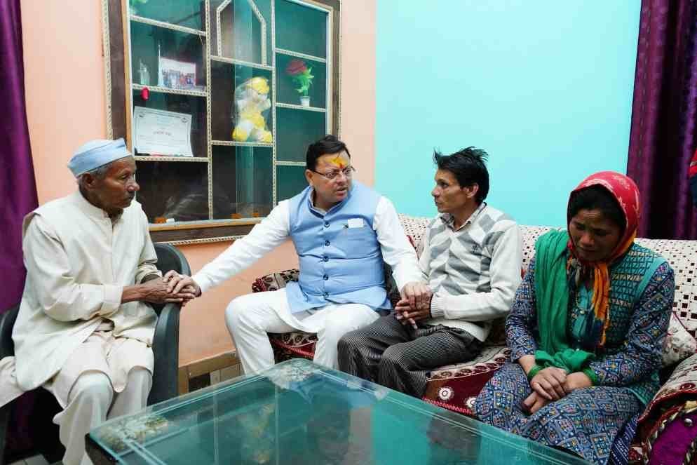 सीएम धामी ने हिमांशु के परिजनों से की भेंट, 31