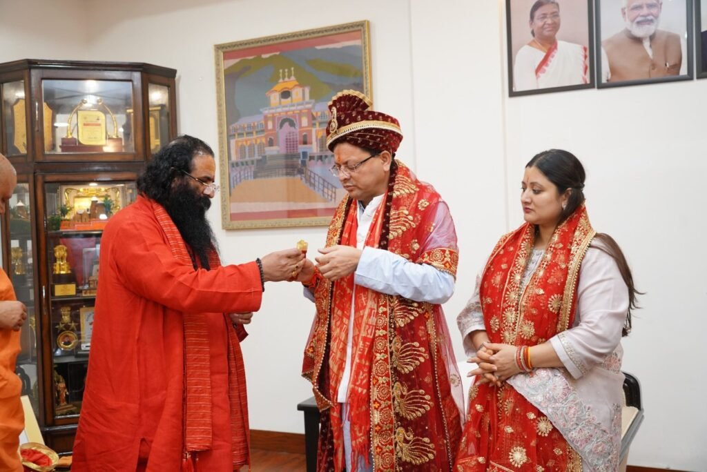 सीएम धामी पर संतों ने बांधा रक्षासूत्र, दीर्घायु की कामना