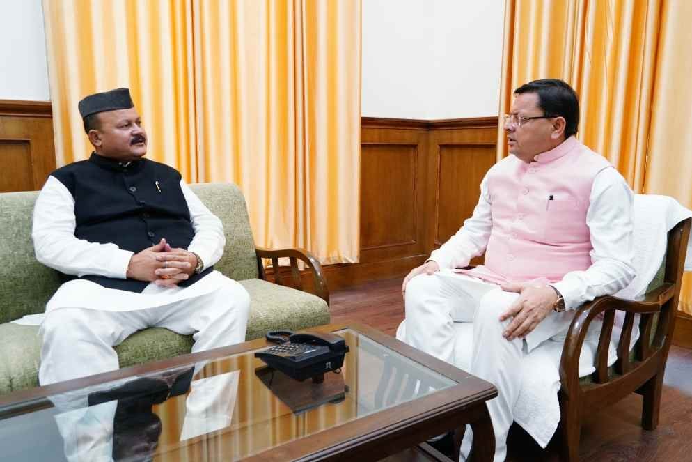 सीएम धामी से मिले कांग्रेस विधायक हरीश धामी, विपक्ष के