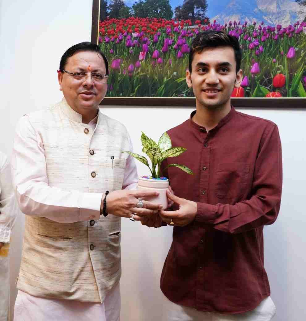 सीएम पुष्कर सिंह धामी से मुख्यमंत्री आवास में बैडमिंटन खिलाड़ी