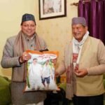 मुख्यमंत्री धामी ने पूर्व सीएम हरीश रावत से की शिष्टाचार भेंट, अपने खेत में उत्पादित चावल हरीश रावत को किए भेंट – HNM