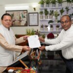 उत्तराखण्ड में विशेष गहन पुनरीक्षण SIR कार्यक्रम के तहत सीएम धामी को मुख्य निर्वाचन अधिकारी ने सौंपा गणना फॉर्म – HNM