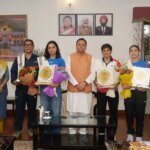 मुख्यमंत्री धामी से मिलीं अंतरराष्ट्रीय स्तर पर पदक जीतने वाली उत्तराखंड की महिला मुक्केबाज, मुख्यमंत्री ने किया सम्मानित – HNM