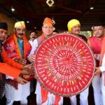 मुख्यमंत्री धामी ने माँ वाराही के दर्शन कर प्रदेशवासियों की सुख-समृद्धि की कामना की, देवीधुरा में फलों-फूलों से बरसी बग्वाल, ऐतिहासिक पाषाण युद्ध के साक्षी बने लाखों श्रद्धालु – HNM