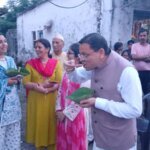 मुख्यमंत्री धामी ने ‘लोकल फॉर वोकल’ को दिया प्रोत्साहन, लोहियाहेड में पैदल पहुंचकर स्थानीय स्टॉल पर लिया टिकी का स्वाद – HNM