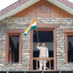 सीएम धामी ने मुख्यमंत्री आवास पर तिरंगा लगाकर दिया ‘हर घर तिरंगा’ का संदेश – HNM