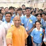 देवप्रयाग के मेधावी छात्रों से मिले यूपी के मुख्यमंत्री योगी आदित्यनाथ, साथ में खिंचवाई सेल्फी, छात्रों को प्रदान किए बैग – HNM