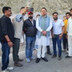श्रीनगर से सड़क मार्ग से देहरादून लौटते हुए मुख्यमंत्री धामी ने किया राष्ट्रीय राजमार्ग का स्थलीय निरीक्षण – HNM